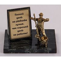 Фигурка на камне "Рыбак с ведром"
