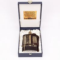 Фляжка "Гусарская" (стилизована под гусарский мундир, нержавеющая сталь, обьем 0,5 мл. Обтянута натуральной кожей в виде доломана) в футляре