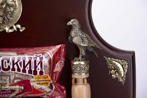 Подарочный набор "Кнут и пряник" на панно с кнутом "Орёл с ключом" фото 5 Подарочный набор "Кнут и пряник" на панно с кнутом "Орёл с ключом" фото 5